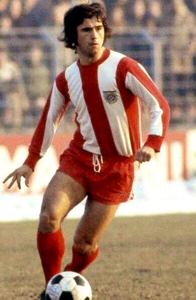 gerd-muller-bayern-muncih-playing-football